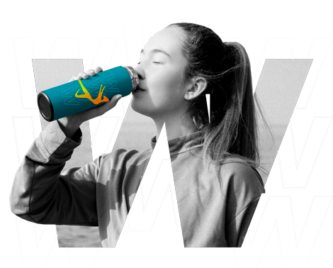 Serviços W5 Serviços da W5: Mulher segurando um squeeze personalizado para demonstrar a qualidade da produção.